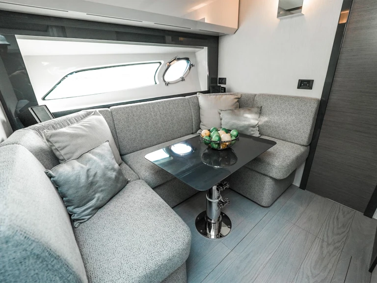 Alquiler de embarcaciones Pershing Pershing 5x enDubai Marina en Samboat