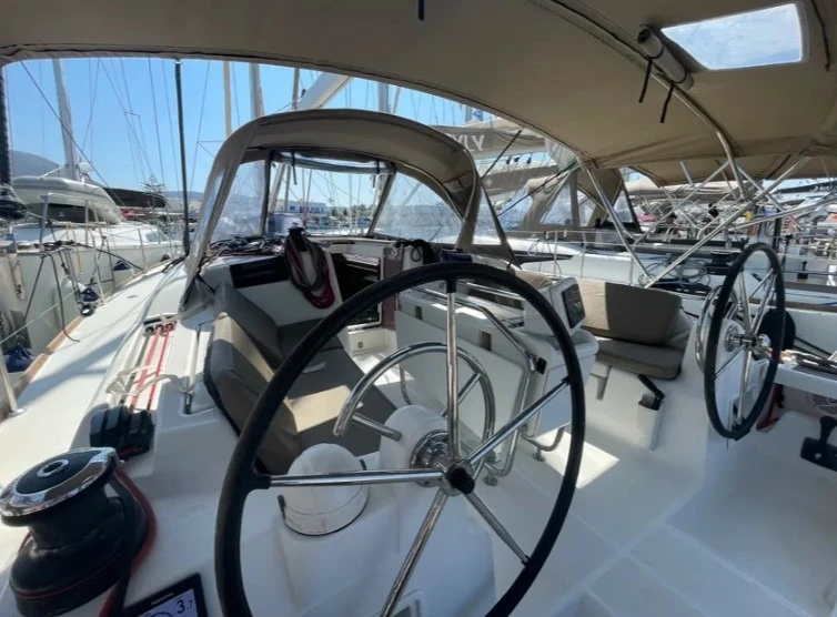 Alquiler de embarcaciones Jeanneau Sun Odyssey 419 enParos (Isla) en Samboat