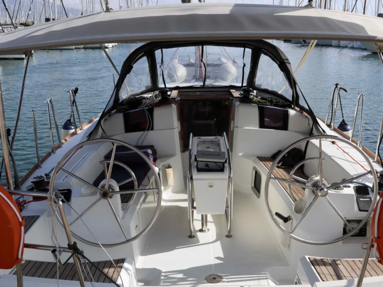 Alquiler de Jeanneau Sun Odyssey 379 (3 cab.) en Álimos