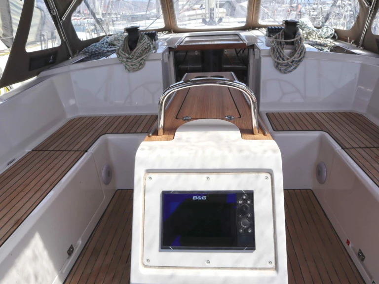 Alquiler de embarcaciones Bavaria Bavaria C42 (3 cab.) enParos (Isla) en Samboat