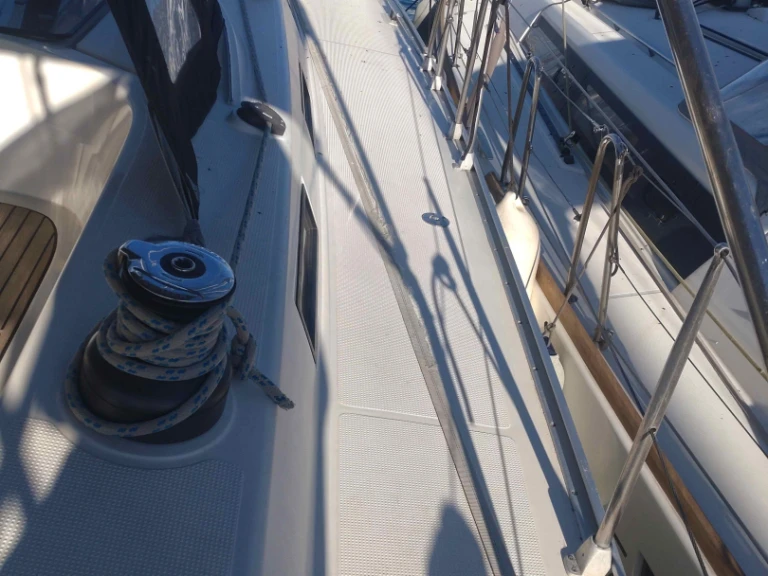 Alquiler de Bavaria Bavaria Cruiser 56 (6 cab.) en Álimos