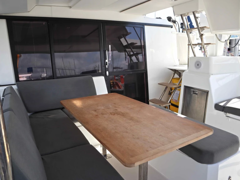 Alquiler de embarcaciones Fountaine Pajot Astréa 42 Maestro (5 cab.) enNéa Péramos en Samboat