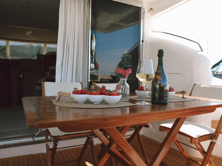 Alquiler de embarcaciones Princess Princess 50 Fly enTivat en Samboat