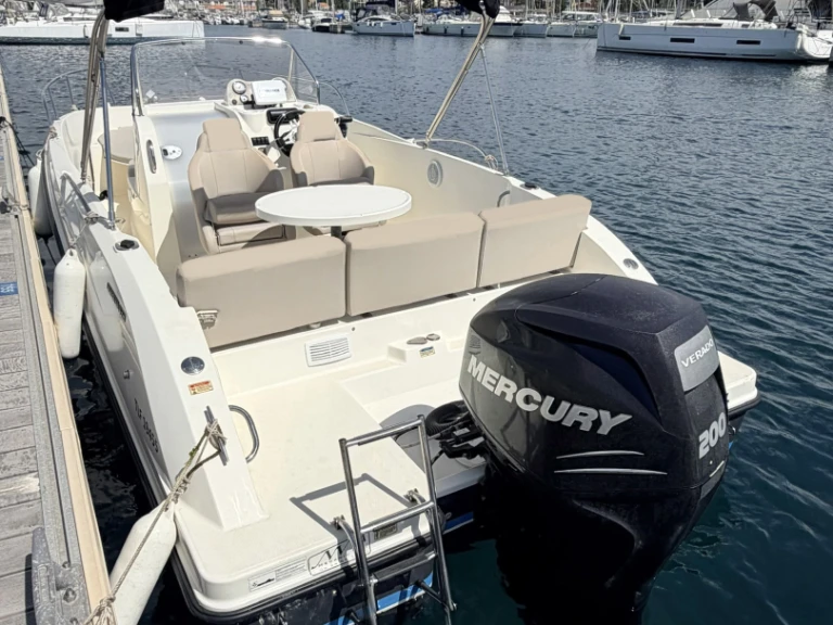 Quicksilver Activ 675 Open de alquiler a Saint-Raphaël