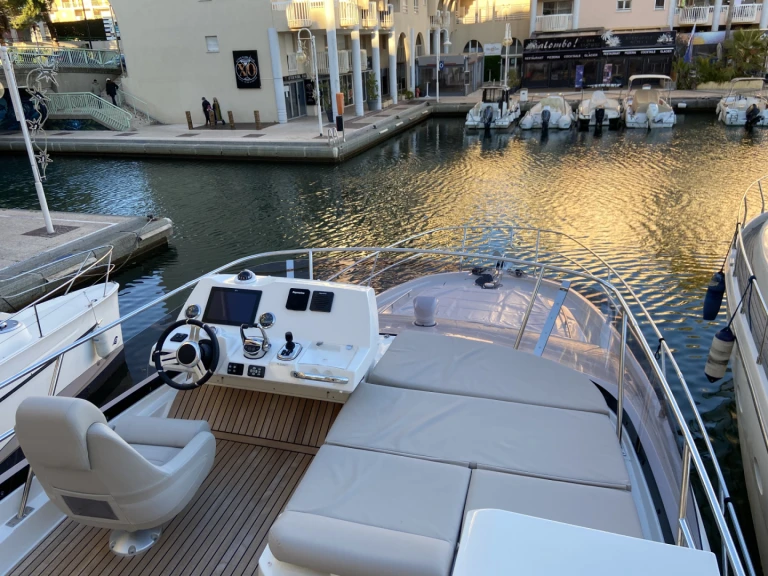 Alquiler de embarcaciones Prestige Yachts 420 FLY enSaint-Raphaël en Samboat