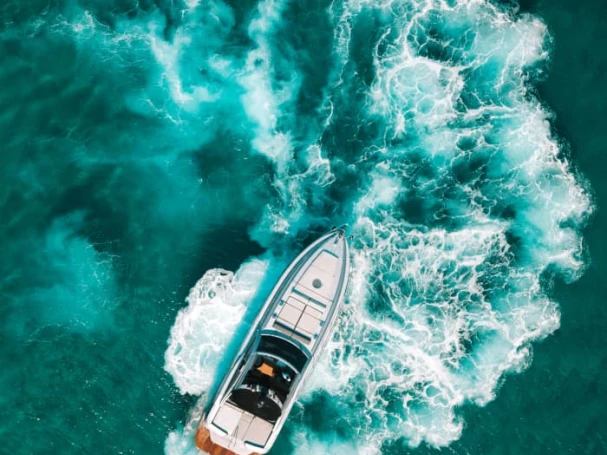 Alquiler Lancha Pershing con o sin  título de navegación