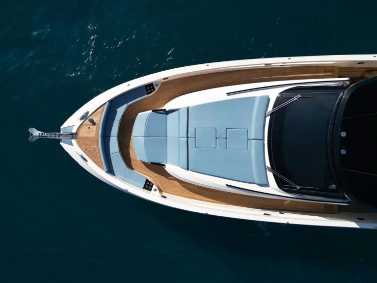 Cayman Yachts 540 WA de alquiler a Nápoles