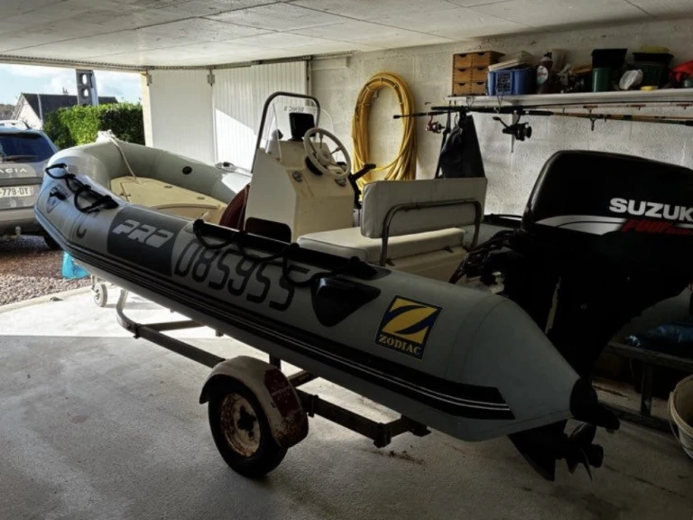 Alquiler de embarcaciones Zodiac Pro 7 Man enCherbourg-en-Cotentin en Samboat