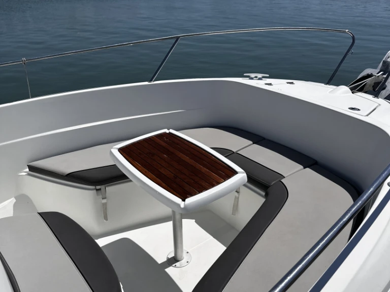 Alquiler de embarcaciones Jeanneau Cap Camarat 7.5 CC Serie 2 enSaint-Gilles-Croix-de-Vie en Samboat