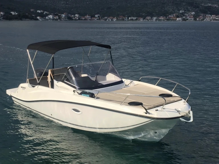 Alquiler de Quicksilver Activ 675 Sundeck en Marsella