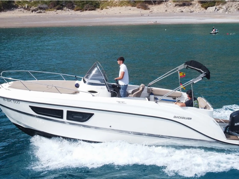 Alquiler de embarcaciones Quicksilver Activ 805 Sundeck enPort d'Alcudia en Samboat