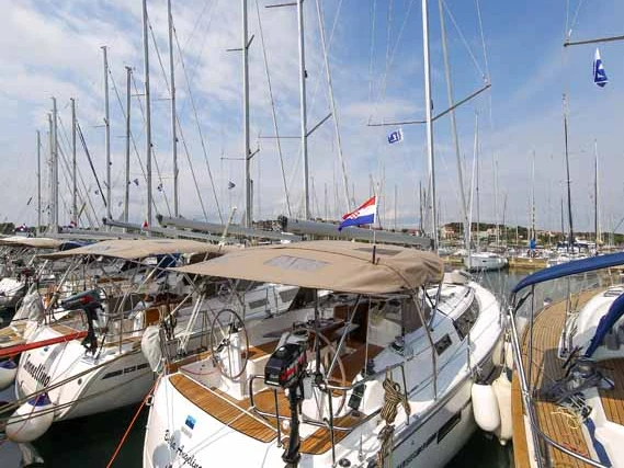 Alquiler de Bavaria Cruiser 37 en Pula