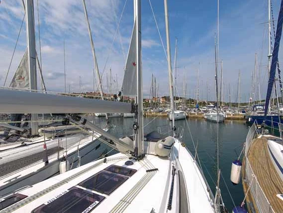 Alquiler Velero en Pula - Bavaria Cruiser 37