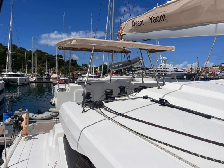 Alquiler de embarcaciones Fountaine Pajot Astrea 42 enBas du Fort en Samboat