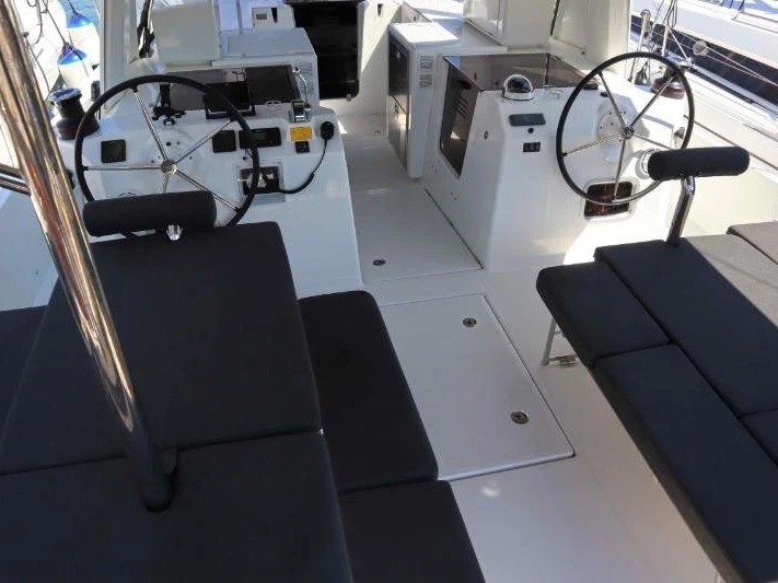 Alquiler de embarcaciones Jeanneau Sun Loft 47 enCos en Samboat