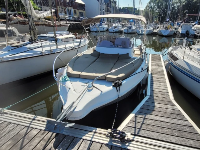 Alquiler de B2 Marine B2 Marine 672 Sun Deck en Saint-Philibert