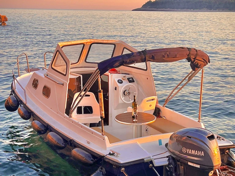 Alquiler Neumática Maestral con o sin  título de navegación