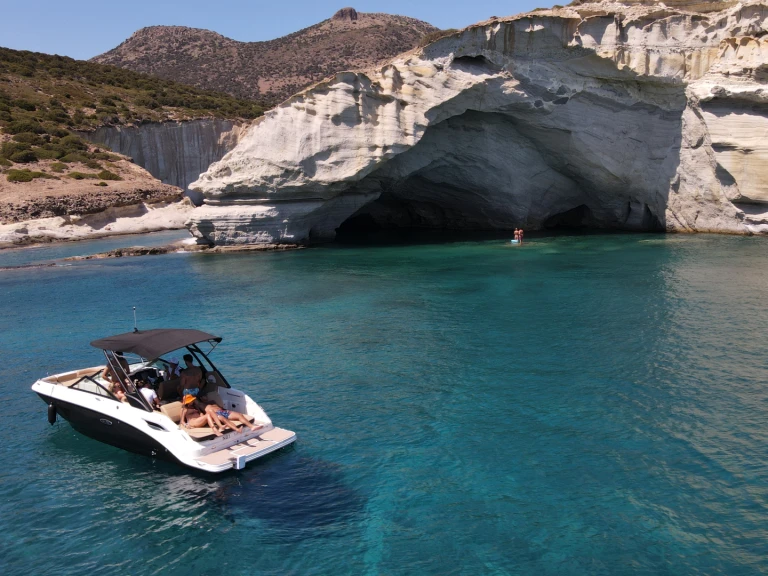 Alquiler de Sea Ray SDX 250 en Mílos