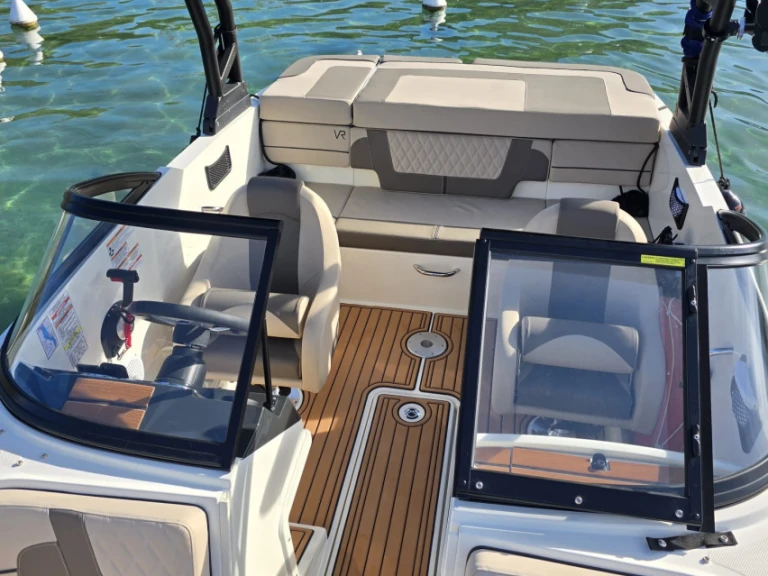 Bayliner VR4 de alquiler a Annecy