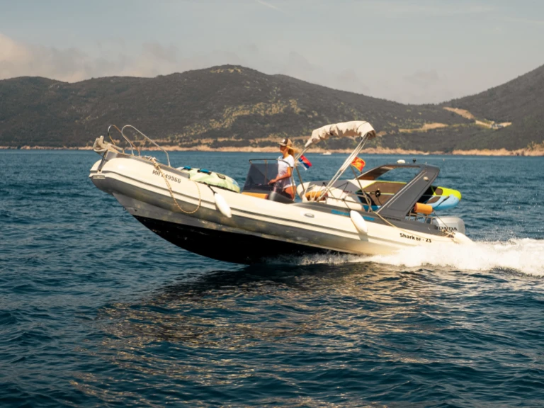 Alquiler Neumática Shark con o sin  título de navegación