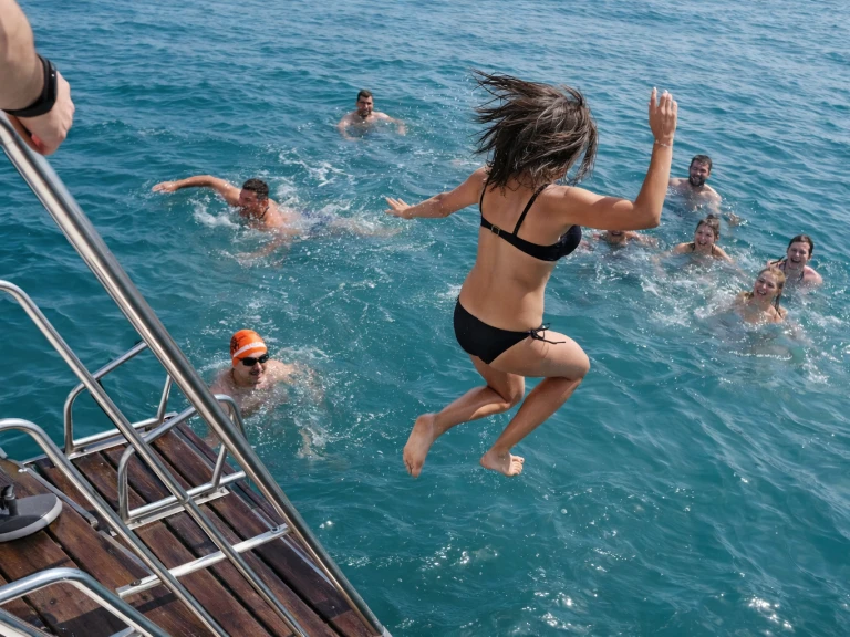 Catamarán para alquilar Puerto Marina Benalmadena al mejor precio