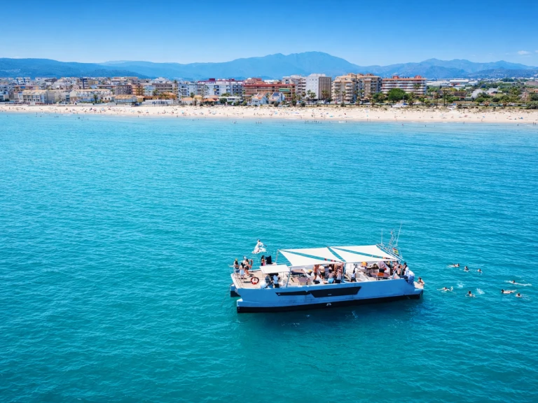 Serenity Catamarán de alquiler a Puerto Marina Benalmadena