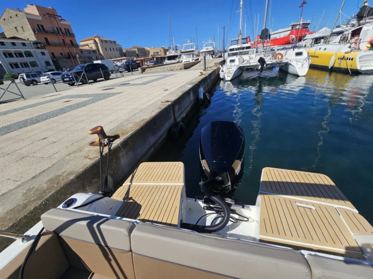 Alquiler de Quicksilver Activ 755 Sundeck en Propriano