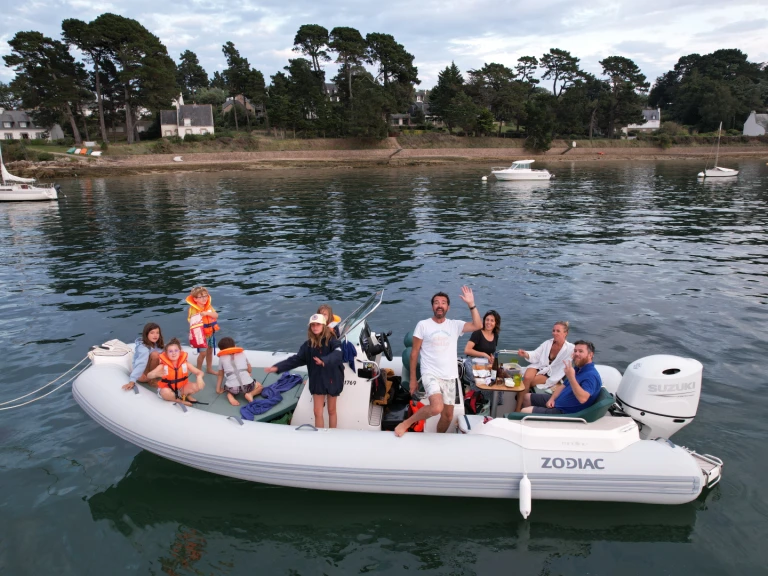 Alquiler Neumática Zodiac con o sin  título de navegación