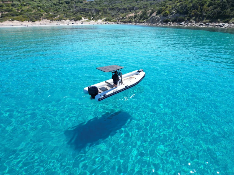 Alquiler de embarcaciones Novamarine RH600 enVillasimius en Samboat