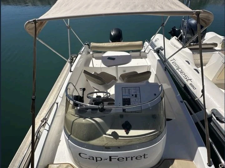 Alquiler de barcos Six-Fours-les-Plages barato de Cap Ferret 552 Sun Deck
