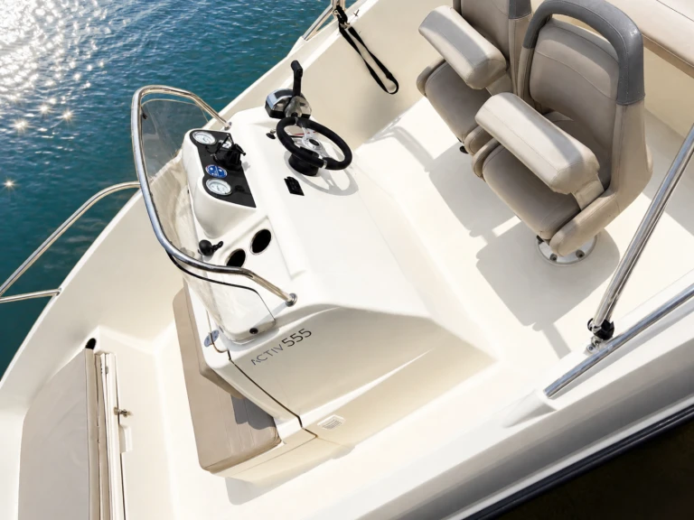 Alquiler de embarcaciones Quicksilver Activ 555 Open enPort-Camargue en Samboat