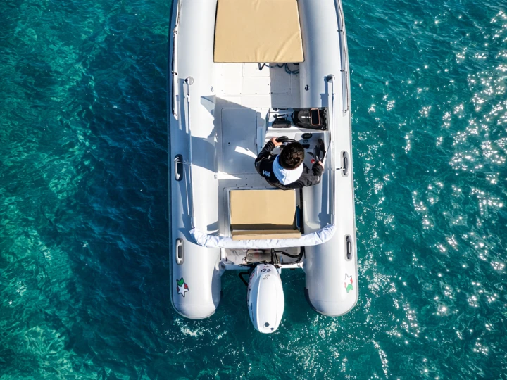 Novamarine RH460 de alquiler a Villasimius
