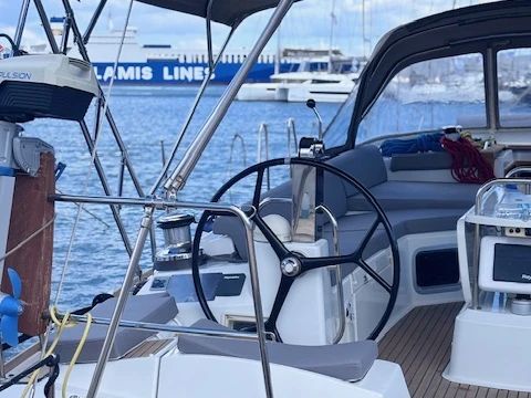 Velero para alquilar Lávrio al mejor precio