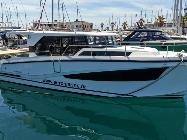 Alquiler de Delphia Delphia 10 Sedan en Split