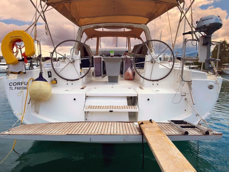 Alquiler de Bénéteau Oceanis 41.1 en Álimos