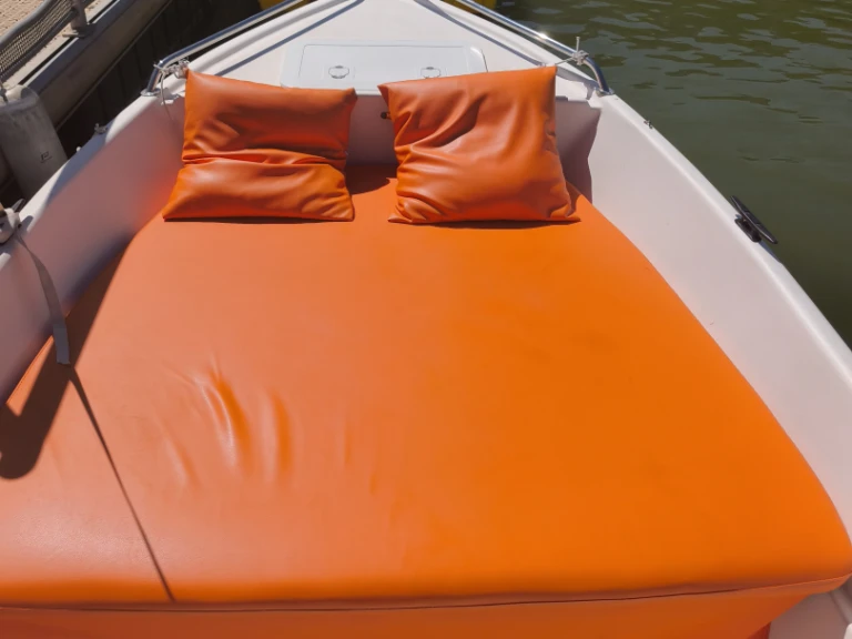Naval plastica Livia 450 de alquiler a Istres