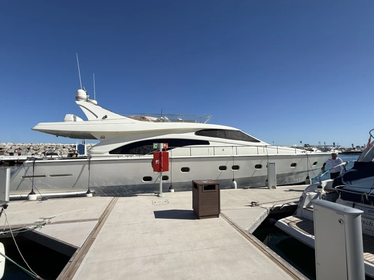 Alquiler de embarcaciones Ferretti Ferretti 68 Anniversary enIbiza (Ciudad) en Samboat