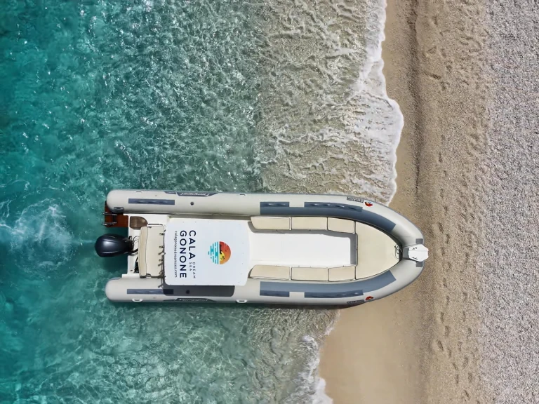 Alquiler de barcos Cala Gonone barato de Tempest 900