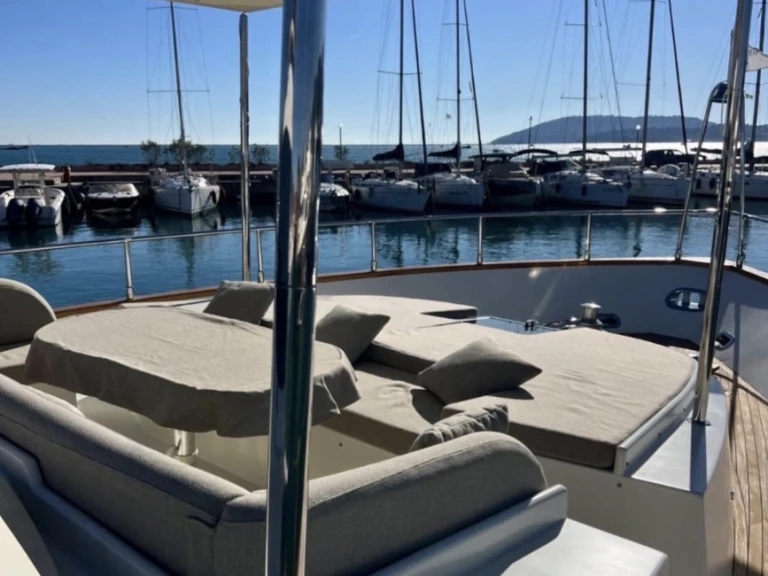 Alquiler de Falcon Falcon 80 Fly en Salerno