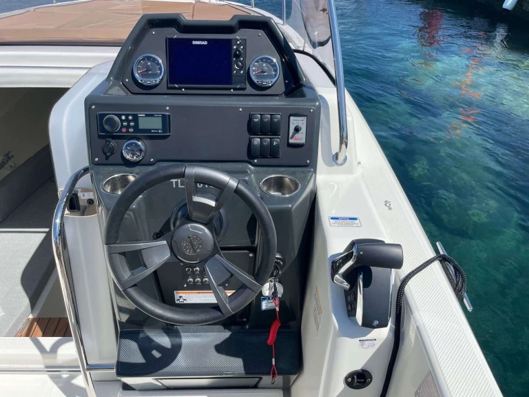 Alquiler de embarcaciones Quicksilver Activ 755 Sundeck enMarina (Ciudad) en Samboat