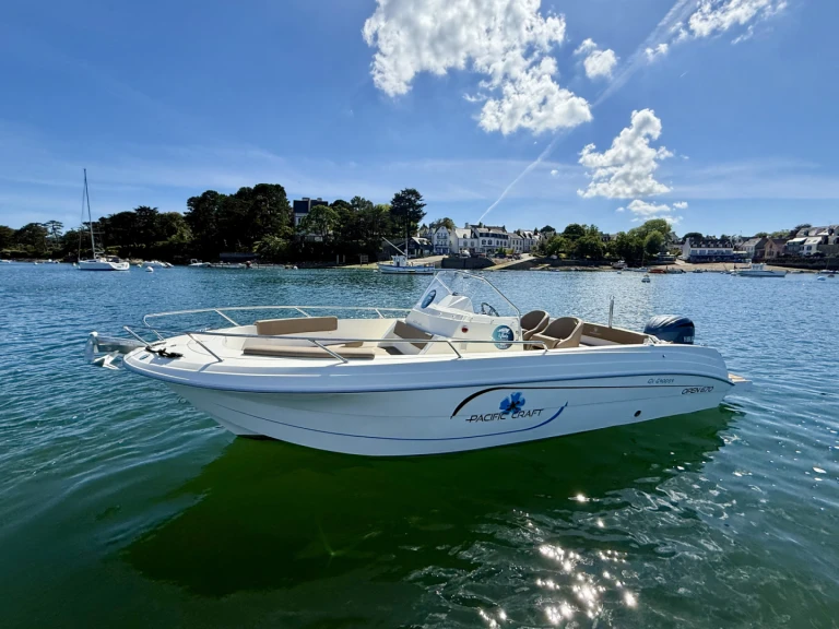 Alquiler de barcos Combrit barato de Pacific Craft 670 Open