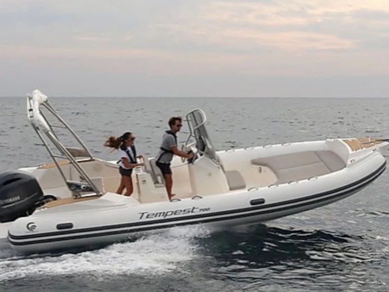 Alquiler de embarcaciones Capelli Tempest 700 Sun enFrancia en Samboat