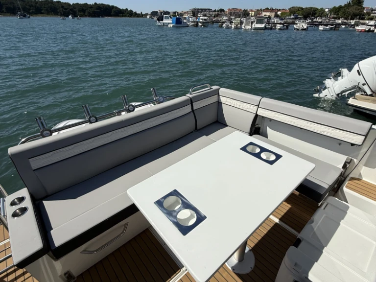 Alquiler de Jeanneau Merry Fisher 895 Cruiser en Medulin