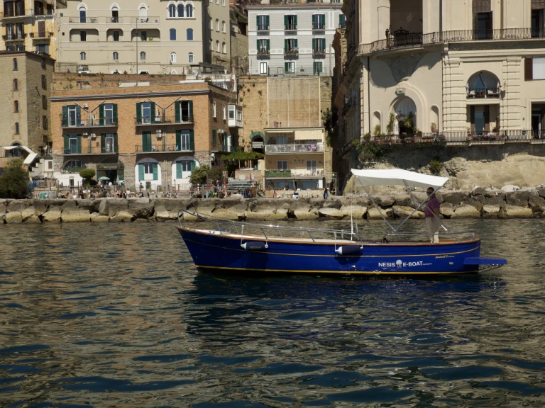 Alquiler de embarcaciones nesis full electric freedom23 enNápoles en Samboat