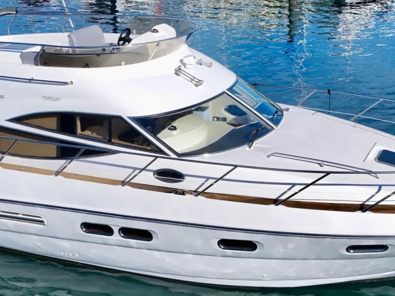 Alquiler de Sealine F425  en Antibes