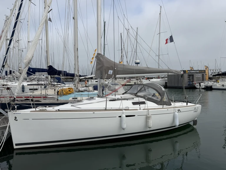 FIRST 25.7 Q.R FIRST 25.7 Q.R de alquiler a Port-Haliguen
