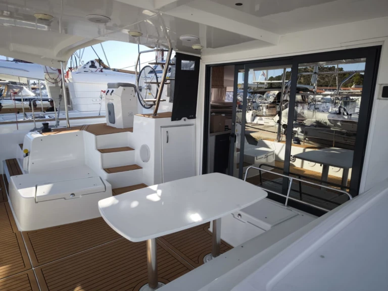 Catamarán para alquilar Šibenik al mejor precio