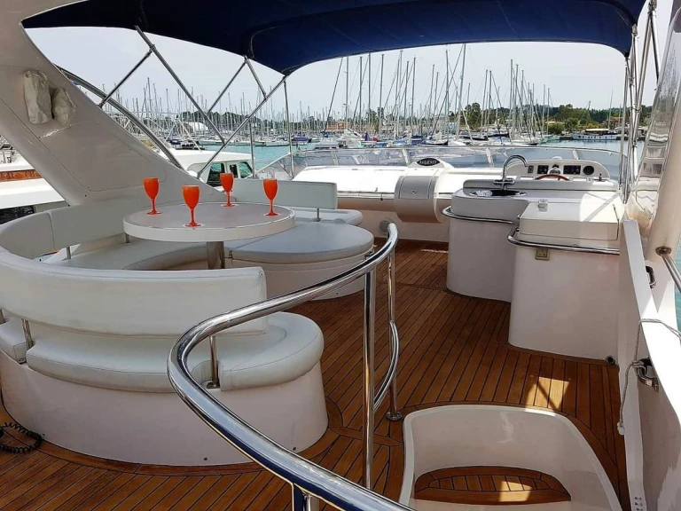 Alquiler de Yate de lujo, con o sin patrón Gulf Craft Gouviá