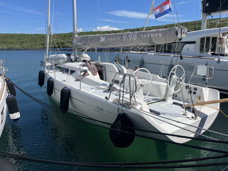 Italia Yachts Italia 9.98 de alquiler a Punat