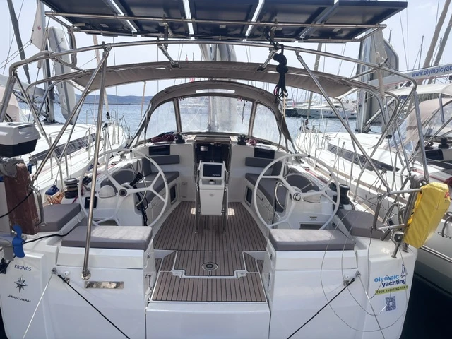 Velero para alquilar Lávrio al mejor precio
